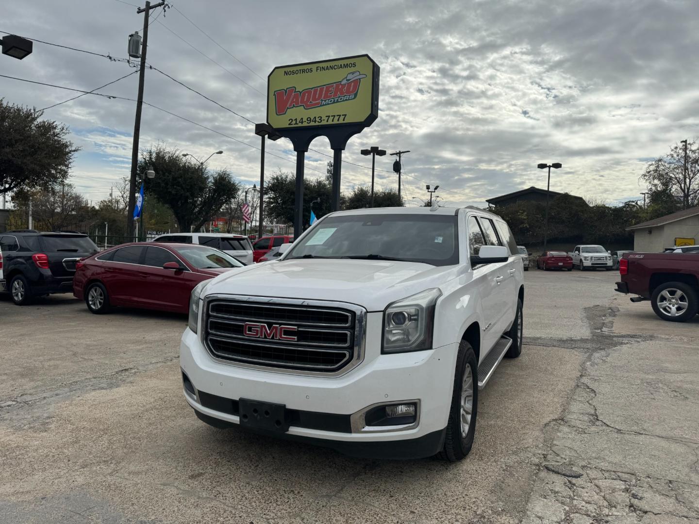 2015 GMC Yukon XL SLT 1/2 Ton 2WD (1GKS1HKC5FR) with an 5.3L V8 OHV 16V engine, 6-Speed Automatic transmission, located at 945 E. Jefferson Blvd, Dallas, TX, 75203, (214) 943-7777, 32.752514, -96.811630 - Photo#0